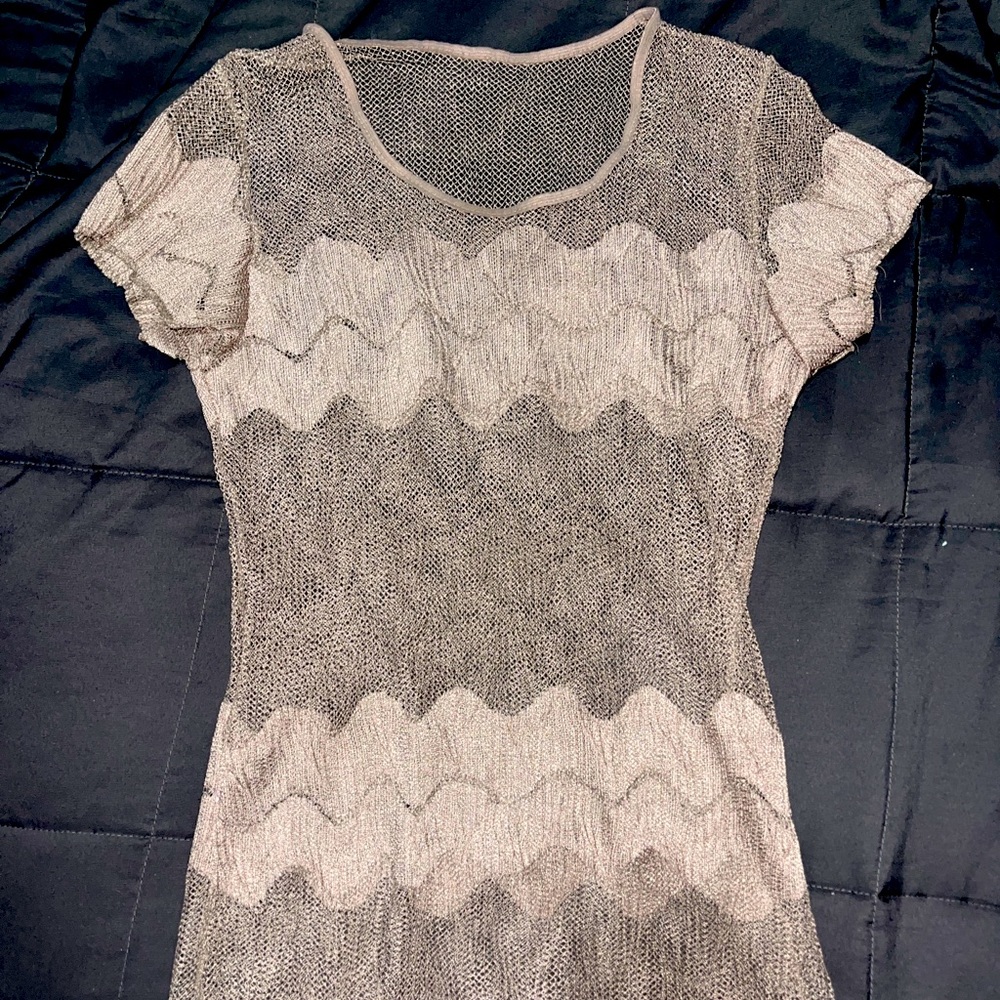 Mesh type top with swirls